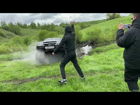 Видео: Бешеный Safe против поваленного дерева. Great Wall, Нивы и Sportage на бездорожье.