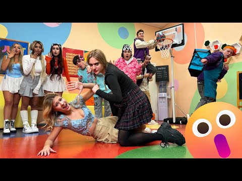 Видео: ПРАВО РИВАЛСТВО у школи! 😱 Девојке започињу тучу на кампусу | KiKiDo Campus Serbian - Kompilacije