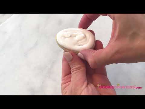 Видео: Как мне нравится выкладывать и заливать торт глазурью Royal Icing! Также известной как 20-секундн...