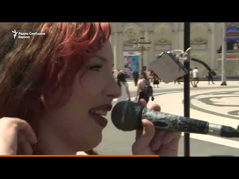 Видео: Уличната уметница Јана: „Ако сите си заминат ќе нема кој да го разубавува Скопје“