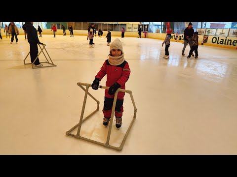 Видео: Юля | 5 лет | в первый раз на коньках на крытом катке.