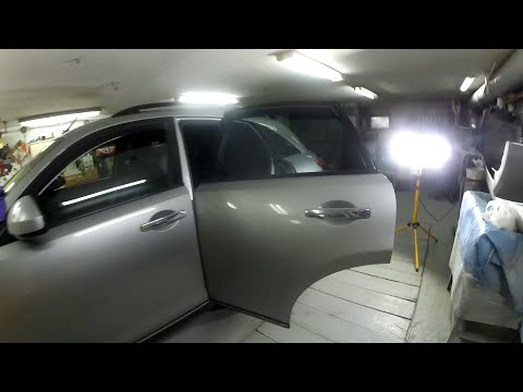 Видео: Infiniti FX 35 - как разобрать заднюю дверь.