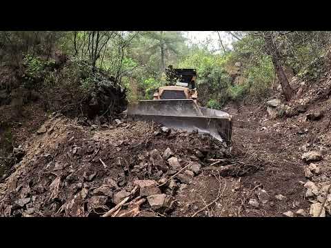 Видео: РАБОТЫ НА ЛЕСНОЙ ДОРОГЕ С ПОМОЩЬЮ БУЛЬДОЗЕРА СРЕДИ ПЛОТНЫХ КАМНЕЙ И СКАЛЕН 1#komatsu #caterpillar