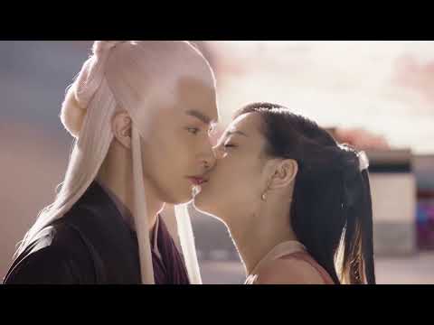 Видео: Девушка-лиса всеми силами пытается остаться рядом с седовласым мужчиной, но ее все отвергают