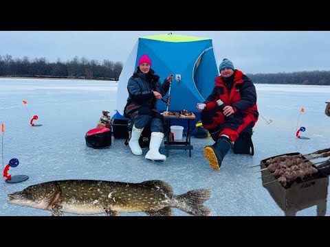 Видео: РЫБАЛКА НА ЖЕРЛИЦЫ ЗИМОЙ, ТРОФЕЙНАЯ ЩУКА, ГОТОВИМ ШАШЛЫК НА ЛЬДУ, ОТДЫХ С ЖЕНОЙ