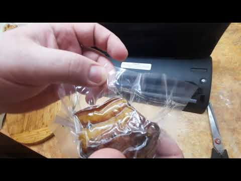 Видео: Как использовать обычные пакеты в дешевом вакуумизаторе