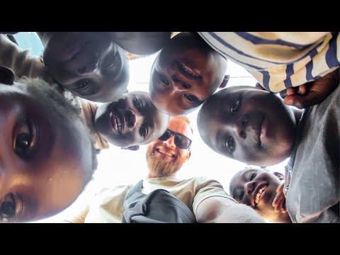 Видео: Белый Мистер в самых больших трущобах Африки