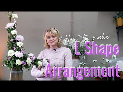 Видео: Как сделать цветочную композицию в форме буквы L — ОСНОВЫ ФЛОРИСТИКИ/СОСТАВЛЕНИЯ ЦВЕТОВ