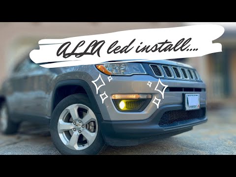 Видео: Как заменить противотуманные фары Jeep Compass ~ Установка желтых светодиодов ALLA (компас 2018-2...