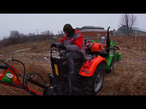 Видео: ТЕПЕРЬ МЛАДШИЙ БУДЕТ РАБОТАТЬ НА МАЛЕНЬКОМ КРАСНОМ ТРАКТОРЕ