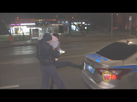 Видео: Район Чертаново Северное: ночное дежурство с экипажем патрульно-постовой службы полиции