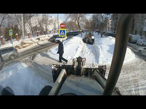 Видео: Спасаю белоруса МТЗ. Вскрываю дорогу от льда.Гружу машины песком псс.