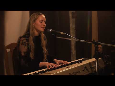 Видео: Элли на маковом поле - розовые слоны