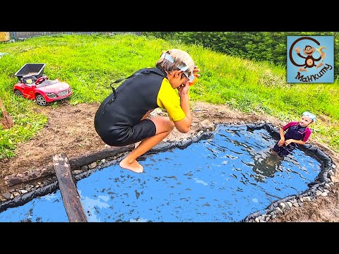 Видео: Диана и Даня играют в строителей, делают бассейн в огороде. МанкиТайм