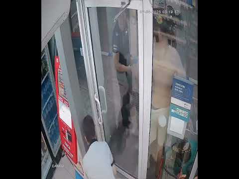 Видео: СКАНДАЛНО ВИДЕО! ПОЛИЦАИ БЛЪСКАТ И БИЯТ ЯВОР ГЕОРГИЕВ ВЕЧЕ С БЕЛЕЗНИЦИ!