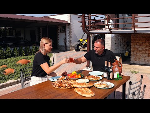 Видео: Жарим курицу с перепелами в деревенской печи.