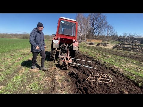 Видео: Оранка Т 25 під картоплю, саморобним плугом!!!!