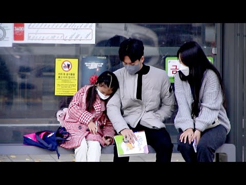 Видео: Ребенок засыпает, опираясь на незнакомцев? | Social Experiment