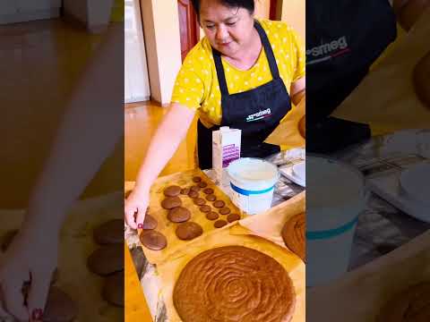 Видео: Вупи пай торт легкий рецепт . А вкус Вас приятно удивит. В коржи добавила шоколад
