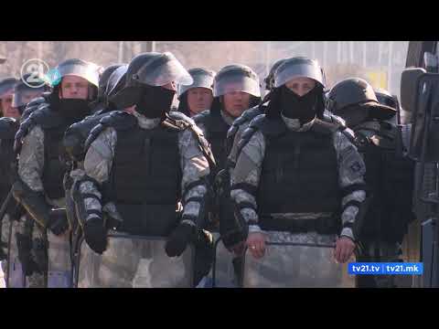 Видео: Полицаец со камења кон демонстрантите! Биланс од вчерашните протести: 11 повредени и 8 уапсени