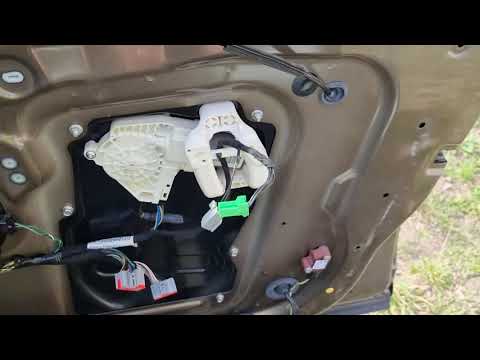 Видео: Discovery 4 замена моторчика центрального замка