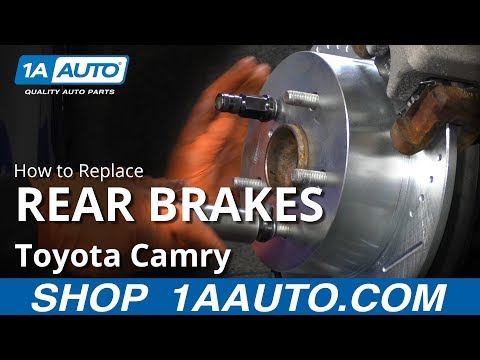 Видео: Как заменить задние тормоза Toyota Camry 11-17 годов