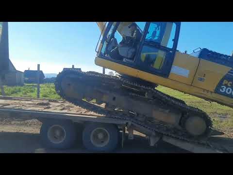 Видео: Экскаватор KOMATSU 300 . Заезд на высокий трал .