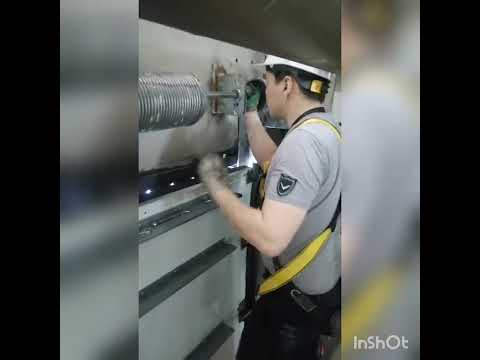 Видео: Ремонт секционных ворот Алютех,