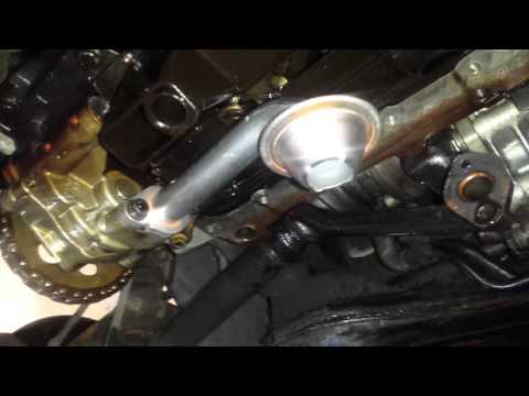 Видео: Снятие поддона картера и приемной трубы Audi TT 1.8t
