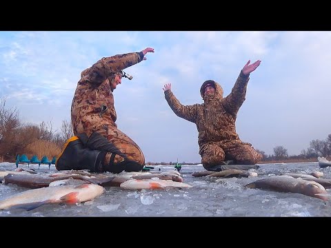 Видео: ПЕРВЫЙ РАЗ С ЖЕНОЙ на ЗИМНЕЙ РЫБАЛКЕ. В этой яме очень много рыбы. Нашли бешеный клёв.