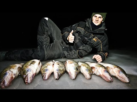 Видео: ЖОР СУДАКА НОЧЬЮ! ХОРОШО, ЧТО ЛУНКА БЫЛА БОЛЬШАЯ! Зимняя рыбалка 2021