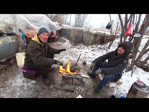 Видео: БОМЖИ КАК ВЫЖИВАЮТ ЗИМОЙ НА УЛИЦЕ