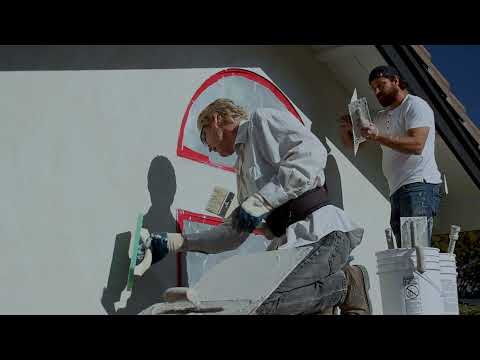 Видео: Новая штукатурка, нанесенная на старую штукатурку, для современного образа