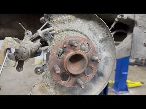 Видео: Обслуживаем задние тормоза на Солярисе перед летом