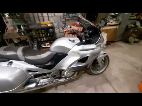 Видео: Замена тормозных колодок на Honda NT 650 Deauville