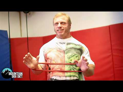 Видео: Почему ползание пауков так полезно для плеч?