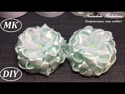 Видео: Крупный, но нежный бант, из атласной ленты 4 см. МК/DIY. Flowers from ribbons.