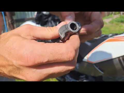 Видео: Замена впускного рокера kym 690 2011 год.