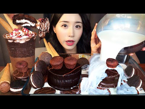 Видео: Выливание теплого молока на шоколадный торт АСМР Десерт Мукбанг 🍫 Dessert Chocolate Cake