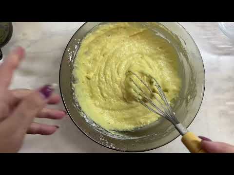 Видео: Заливной пирог с яблоком и черносливом.