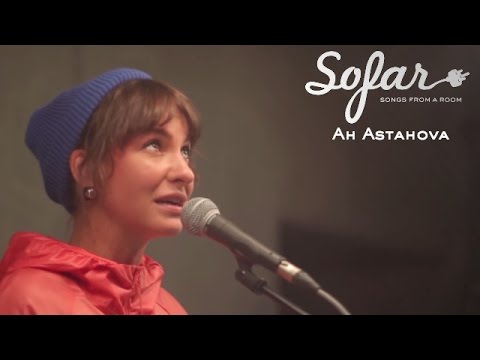 Видео: Ah Astahova - Любите людей за поступки | Sofar St. Petersburg