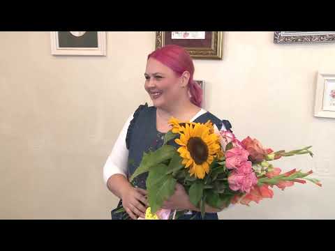 Видео: «Мир красок и стекла». Выставка Анны Захарчук