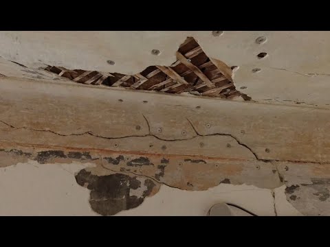 Видео: д.20-21 Расшивка трещин и укрепление саморезами старой штукатурки. Реставрация потолка с лепниной.