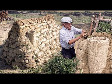 Видео: Домик ручной работы с трубой для сна в кустах во время суровой зимы синички