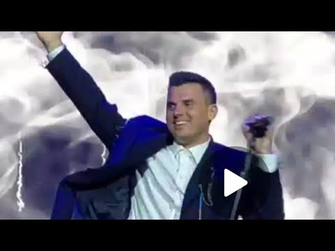 Видео: Кирилл  Туриченко приветствует зрителей в Екатеринбурге 8.04.25 Предложение руки и сердца  на сцене💍