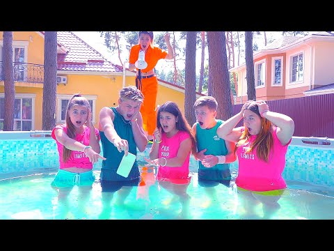 Видео: УТОПИЛИ ТЕЛЕФОН ВОЖАТОЙ В БАССЕЙНЕ!!! КОМУ В ЛАГЕРЕ НЕ ПОВЕЗЁТ?