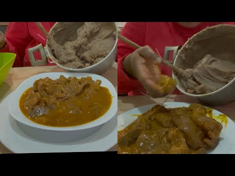 Видео: Ест вкусную еду