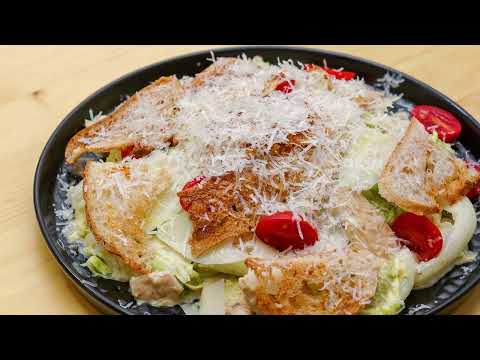 Видео: Настоящий «Цезарь» с курицей — как в ресторане за 20 минут