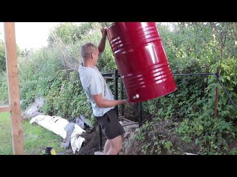 Видео: Подставка для бочки, доделали калитку и собираем урожай.