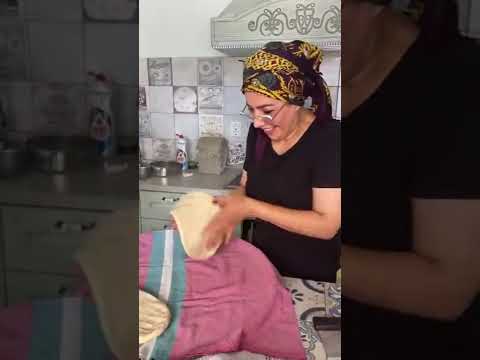 Видео: Азербайджанский хлеб в тендыре. Təndir çörəyi.